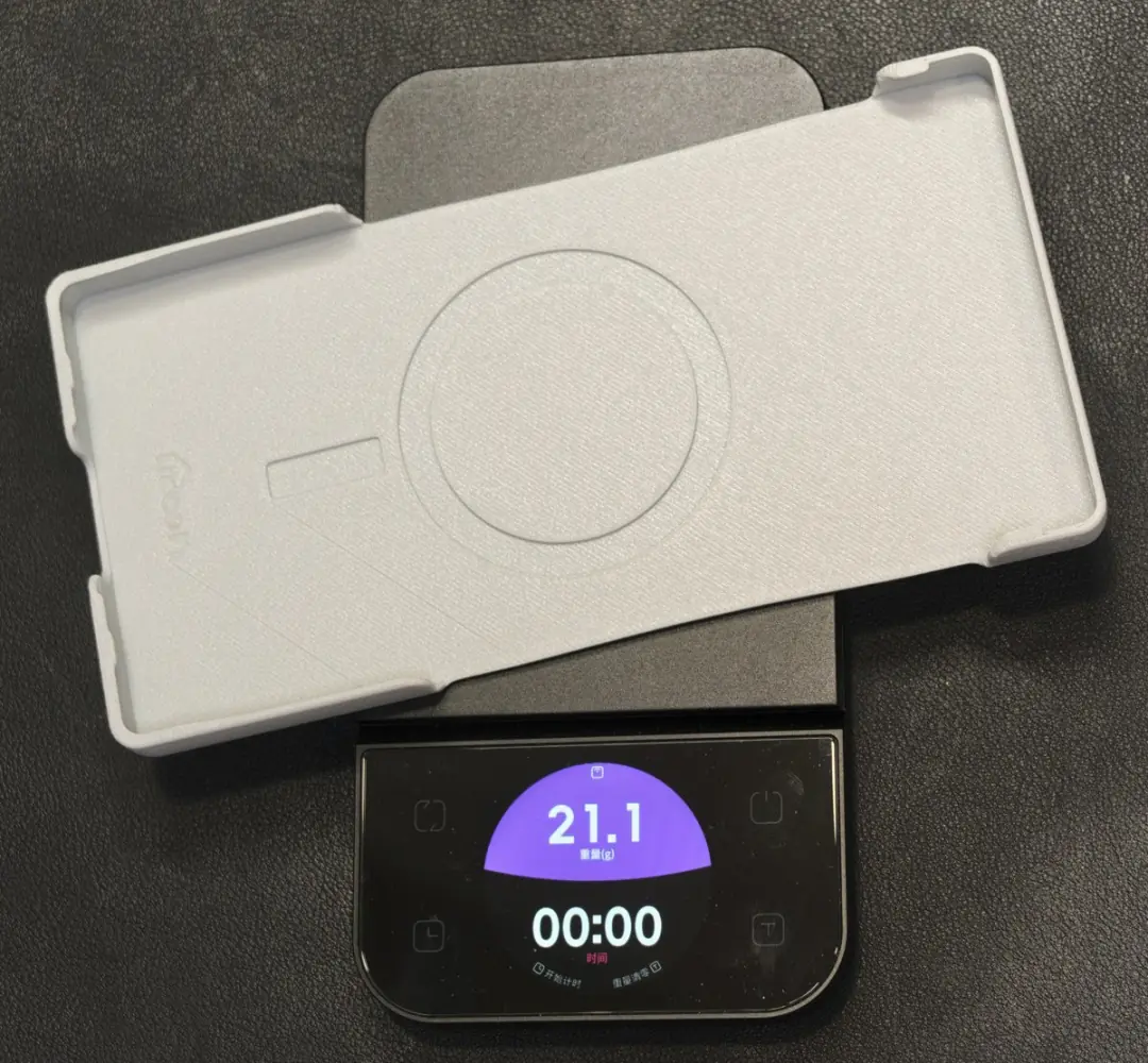 Chill個殼放在電子秤上，秤上顯示 21.1 g